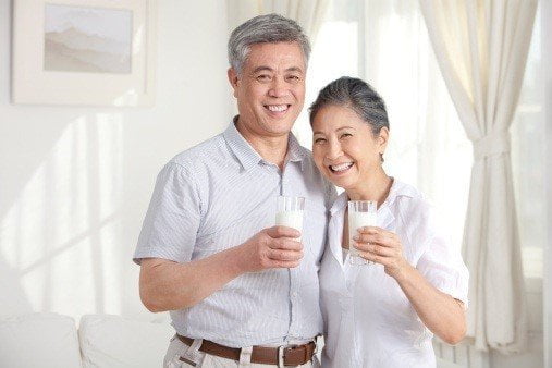 Uống sữa non giúp người cao tuổi làm chậm các dấu hiệu lão hóa