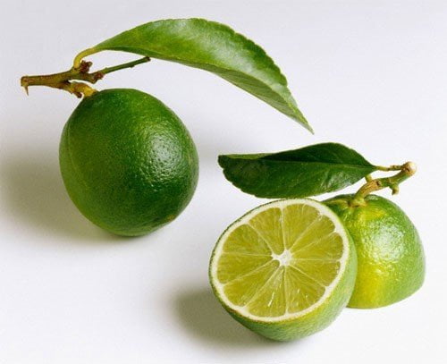 Chanh tươi chứa nhiều vitamin C giúp làm trắng da chống lão hóa
