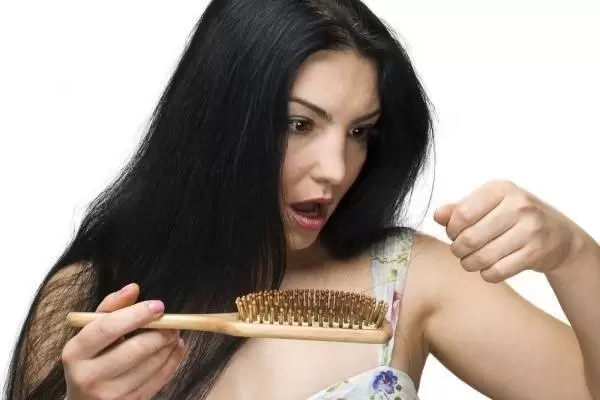 Tóc rụng nhiều sau khi sinh