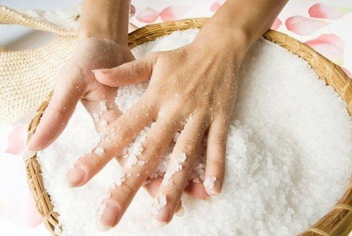 Sử dụng muối Epsom để ngâm tay chân để có được làn da mịn màng thơm tho và sạch sẽ
