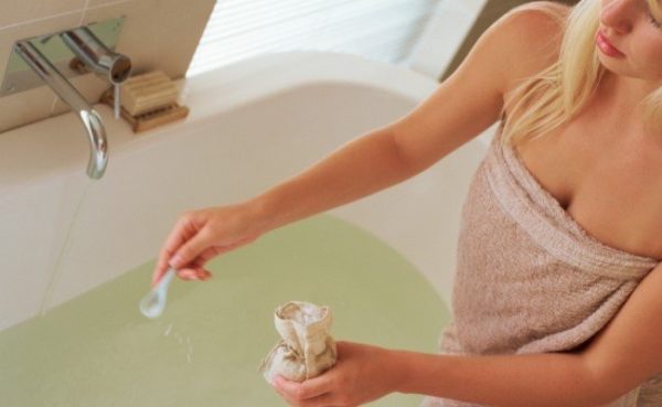 Tắm bằng muối Epsom giúp bạn thư thái giảm căng thẳng và phục hồi thần thái tươi tắn hiệu quả
