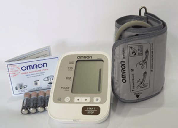 Sử dụng máy Omron JPN600 để kiểm tra huyết áp ngay tại nhà
