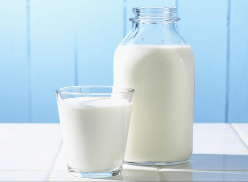 Sữa tươi giúp khắc phục bọng mắt hiệu quả