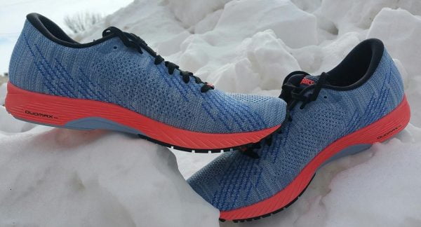 Giày chạy bộ Asics Gel DS Trainer 24 là sản phẩm đầu tiên của hãng sử dụng chất liệu knit