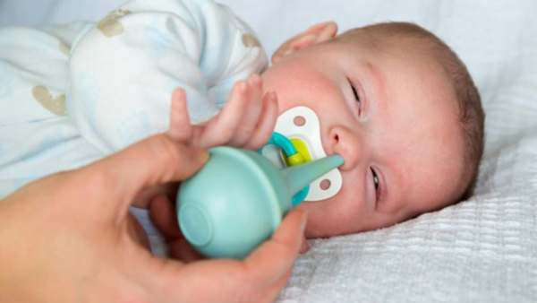 Cha mẹ có thể dùng dụng cụ hút mũi để rửa mũi cho các bé 2 4 tháng tuổi