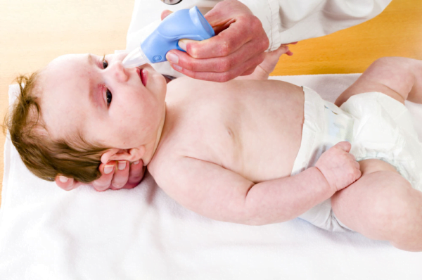 Sử dụng bình rửa mũi sẽ bớt gây đau đớn và tổn thương khoang mũi của các bé hơn